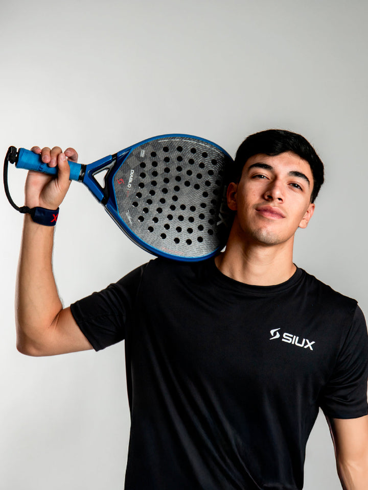 Tino Libaak holding his Siux Diablo padel racket