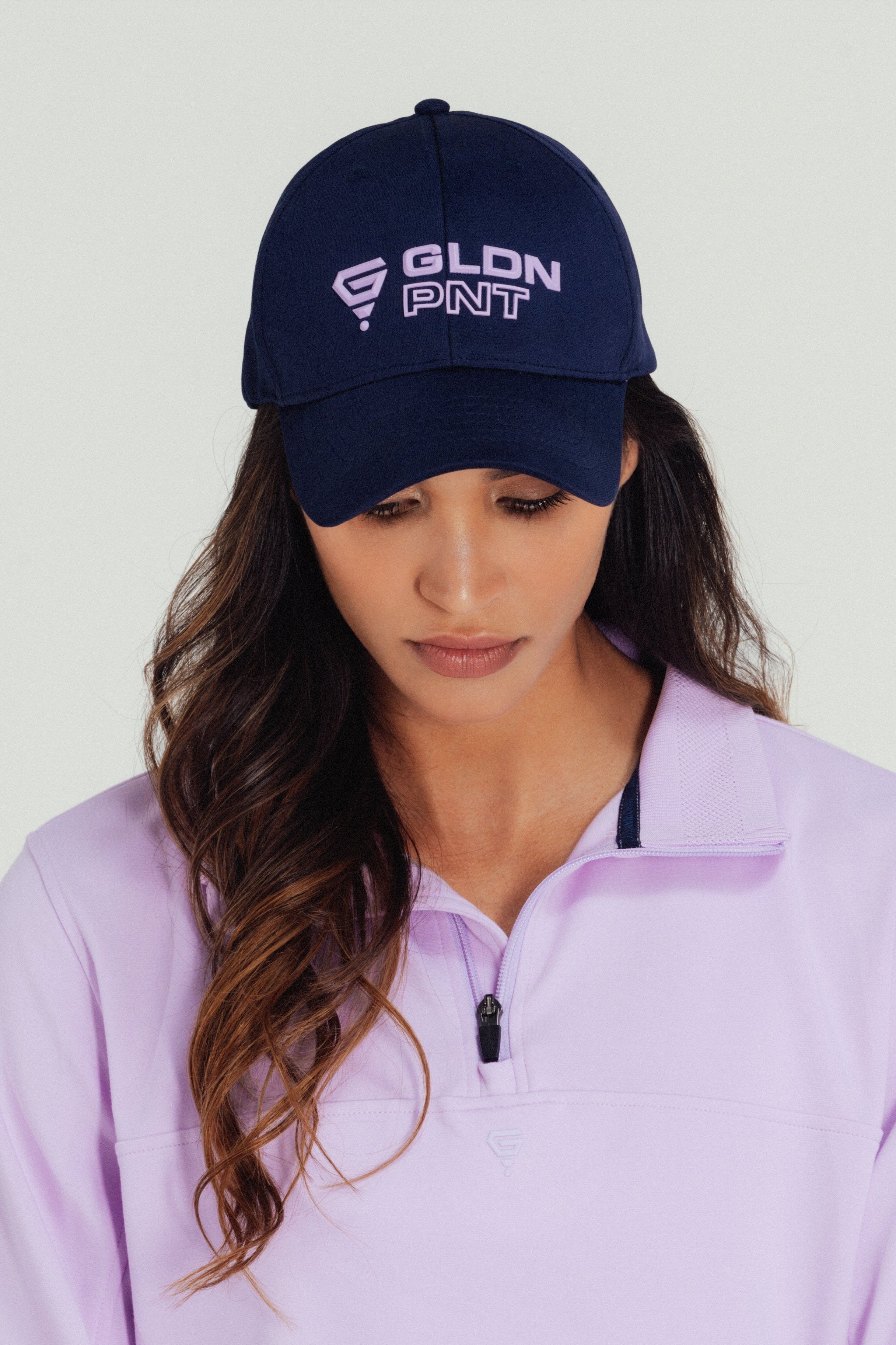 Gorra de goma con logo cortado a láser azul marino